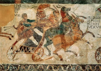 Art romain : mosaïque représentant un homme sur un char tiré par quatre chevaux, un quadrige, lors d