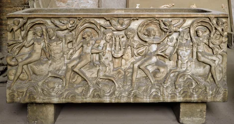Art romain : sarcophage décoré de bas-reliefs représentant un cortège de ménades et de centaures dansant et jouant de la musique. Fin du IIIe siècle. Museo Nazionale Romano (ou delle Terme), Rome