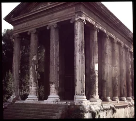 Art romain : vue des ruines du Temple de Portunus (temple de la fortune virile), site archéologique du Forum Boarium, 70-80 AD, Rome, Italie