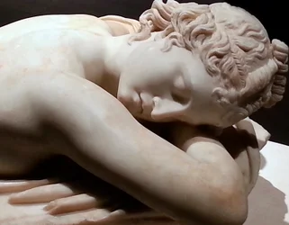 Hermaphrodite endormi : sculpture en marbre, art romain