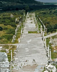 Vue de la Voie du Port (ou Voie Arcadienne) reliant le port au théâtre, 2e siècle