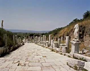 Vue de la rue des Curètes vers la bibliothèque de Celsus