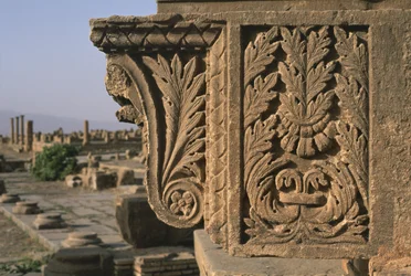 Fragment architectural avec décoration sculptée, marché de Sertius, Haute période impériale (27 av. J.-C.-395 apr. J.-C.)