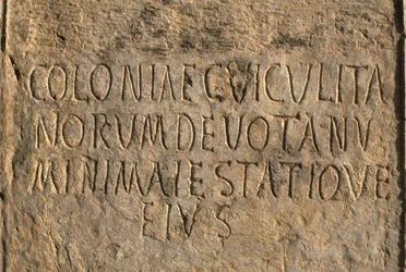 Inscription latine avec le nom de la colonie Cuicul, Haut Empire (27 av. J.-C.-395 apr. J.-C.)
