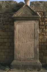 Stèle avec une inscription sur le marché de Sertius, Haut Empire (27 av. J.-C. - 395 apr. J.-C.)