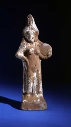 Statuette de la déesse Isis tenant un tympanon (terre cuite peinte)