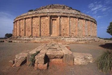 Mausolée royal de Maurétanie, appelé Tombeau du Chrétien en raison des croix moulées sur les fausses portes
