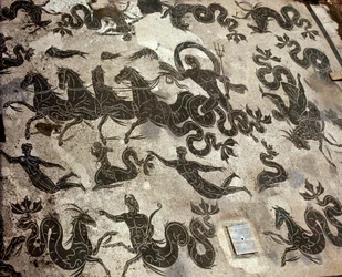 Ostie antique (Ostia). Mosaïque des thermes de Neptune sur son char entouré de dauphins et de monstres marins