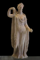 Art grec : Aphrodite de type Genetrix (Ier siècle apr. J.-C.), terre cuite