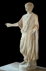 Art romain Enfant vêtu de la toge et portant la bulle (bulla), la tête est celle de Néron enfant