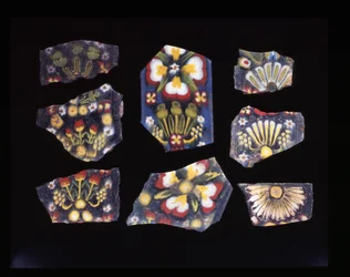 Huit fragments floraux de plaques architecturales, technique de la mosaïque de verre, c.1er siècle avant J.-C. - 1er siècle après J.-C.
