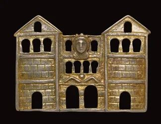 Fibule en forme de porte tripartite à trois étages en maçonnerie rustiquée, vers 3ème - début 4ème siècle apr. J.-C.