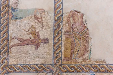 Mosaïques partiellement endommagées exposées