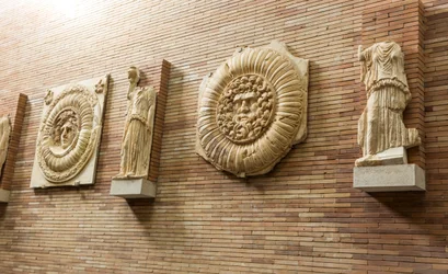 Plaques sur le mur dans le hall principal