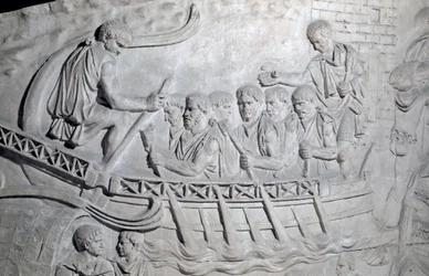 Art romain : « Soldats romains sur une galère sur le Danube pendant la Première Guerre en Dacie » Moulage de 1862 reproduisant les bas-reliefs de la colonne de Trajan (colonne Trajane) (Colonna Traiana) à Rome construite sous le règne de l