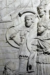 Art romain : Guerriers romains pendant la première guerre en Dacie. Moulage de 1862 reproduisant les bas-reliefs de la colonne de Trajan (Colonna Traiana) à Rome construite sous le règne de l