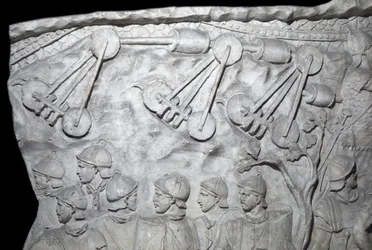 Art romain : « Machines de guerre pendant la Seconde Guerre » Moulage de 1862 reproduisant les bas-reliefs de la colonne de Trajan (colonne Trajane) (Colonna Traiana) à Rome construite sous le règne de l