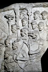 Art romain : « Guerriers portant le Vexillum (bannières romaines) » Moulage de 1862 reproduisant les bas-reliefs de la colonne de Trajan (colonne Trajane) (Colonna Traiana) à Rome construite sous le règne de l