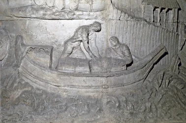 Art romain : « Bateau chargeant des provisions sur le Danube pendant la Première Guerre en Dacie » Moulage de 1862 reproduisant les bas-reliefs de la colonne de Trajan (colonne Trajane) (Colonna Traiana) à Rome construite sous le règne de l