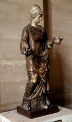 Antiquité romaine : statue de Minerve, drapée et couverte de l