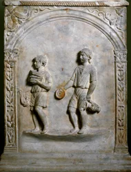 Art romain : autel funéraire représentant deux serviteurs portant des objets destinés à un sacrifice. Bas-relief. Rome, Museo Nazionale Romano