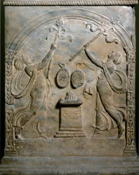Art romain : autel funéraire représentant deux ménades dansantes. Bas-relief. Rome, Museo Nazionale Romano