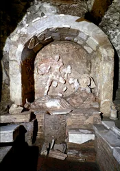 Vue du Mithraeum, sanctuaire dédié au culte de Mithra. Catacombes de Sainte-Priscille à Rome.