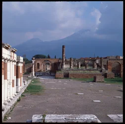 Art romain : vue du forum, site archéologique de Pompéi (1er siècle av. J.-C. - 1er siècle après J.-C.) Italie
