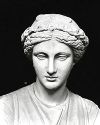 Statue de Clio tenant un parchemin, détail (tête)