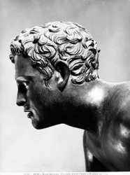 Le visage en bronze doré du Discobole