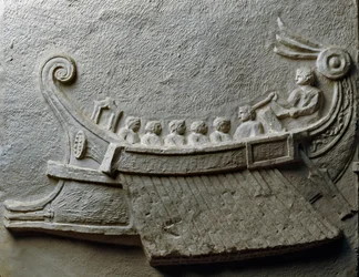 Trirème transportant des soldats armés (bas-relief)