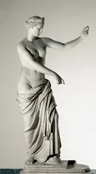 Vénus de Capoue avec un miroir (sculpture en marbre d