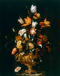 Vase en métal avec fleurs en relief