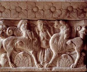 Un centaure et un lion (chapiteau sculpté dans la tribune du Prieuré)