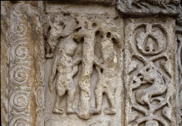Adam et Ève. Détail de la façade de la Basilique, début du 12ème siècle