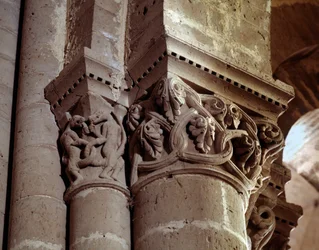 Chapiteau sculpté de la nef