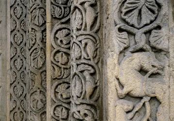 Détails décoratifs de la façade de la basilique, début du XIIe siècle