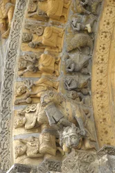 Détail de la voûte sculptée de la façade de la cathédrale Sainte-Marie, Oloron-Sainte-Marie (Pyrénées-Atlantiques)