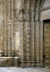 Détail de la façade côté gauche du portail de la basilique, début du XIIe siècle