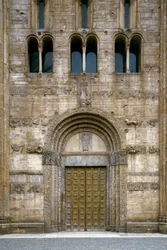 Détail de la façade avec le portail de la Basilique