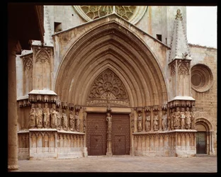 Art gothique : (détail) du portail central de la cathédrale de Sainte Thècle à Tarragone