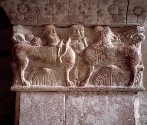 Scène de chasse, chapiteau sculpté dans la tribune du Prieuré