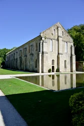 Architecture romane : vue extérieure de la forge de l