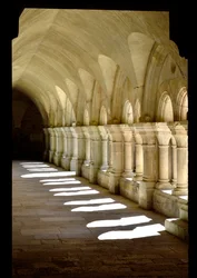 Architecture romane : galerie du cloître de l
