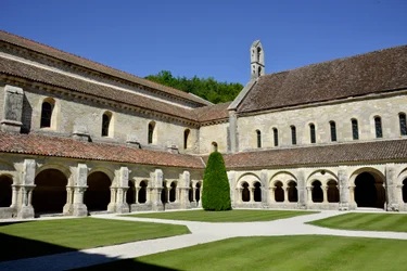 Architecture romane : vue du cloître et des bâtiments de l