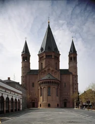 Art roman : vue de la cathédrale Saint-Martin, construite entre le Xe et le XIIe siècle. Mayence, Allemagne