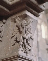 Portail sud : un ange apporte la bonne nouvelle (ange avec un olifant) (sculpture)