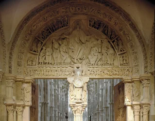 Vue du tympan central représentant la mission des apôtres. Basilique Sainte-Marie-Madeleine, Vézelay