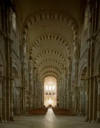 Vue de la nef centrale de la Basilique Sainte-Marie-Madeleine, Vézelay
