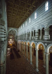 Vue de la nef centrale de la cathédrale (Duomo di Santa Maria Assunta di Pisa) XIe-XIIe siècle, Pise